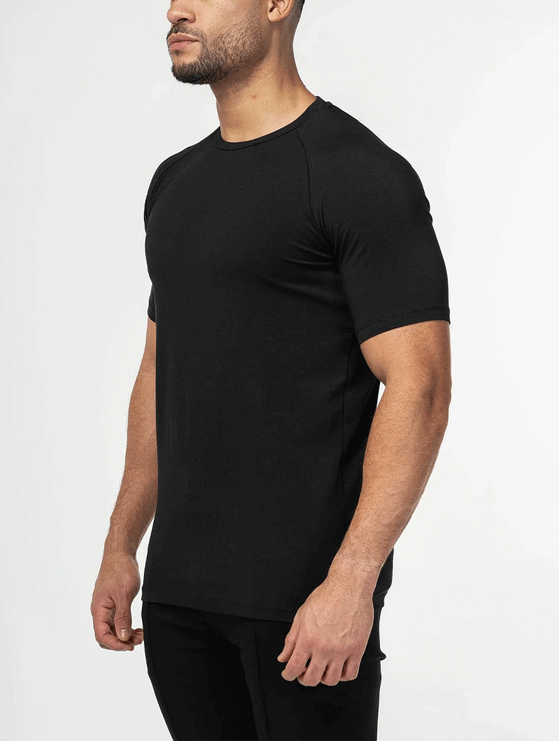 Man wearing a Balinaro Aleano black t-shirt