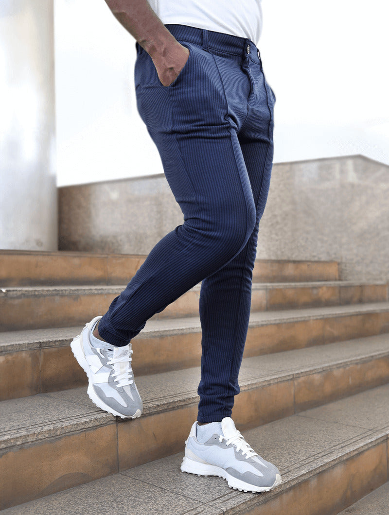 Model styling Balinaro Evo trousers blue - men’s everyday look